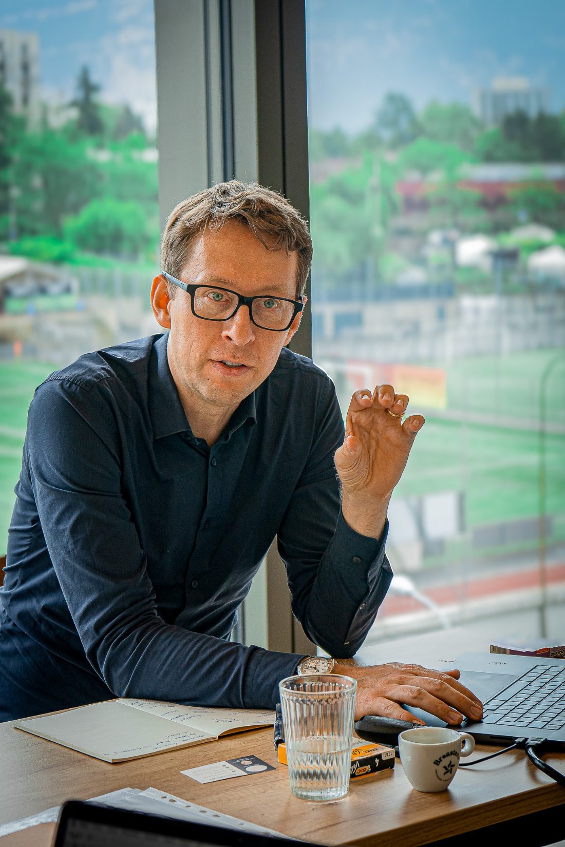 Dr. Daniel Schwenger im Gespräch am Schreibtisch